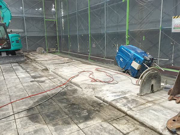 カッター工法で使用する自走式切断機